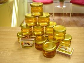 100 jars of bee honey 25 ml. / golden metal caps /