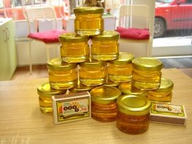 100 jars of bee honey 25 ml. / golden metal caps /